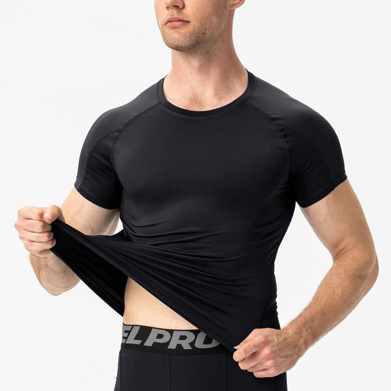 Laad afbeelding in Galerijviewer, Een man in een zwart T-shirt tilt het op en onthult zwart merkondergoed, waarmee hij zijn &quot;Verbeter je prestaties met dit waardige compressieshirt voor heren&quot; voor optimaal spierherstel laat zien.
