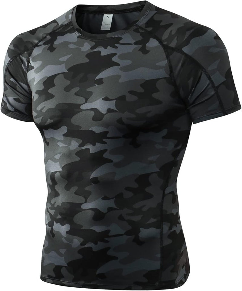 Laad afbeelding in Galerijviewer, Het &quot;Verbeter je prestaties&quot; geweven compressieshirt voor heren, in zwarte en grijze camo met korte mouwen op een witte achtergrond, is perfect voor spierherstel en sneldrogend.
