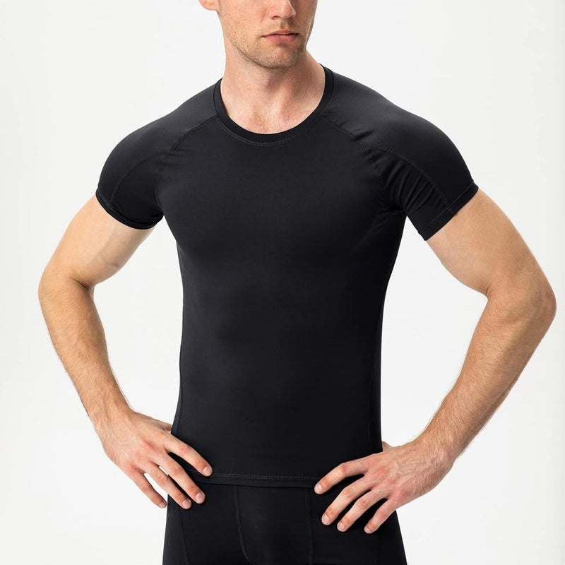 Laad afbeelding in Galerijviewer, Een persoon die een getailleerd zwart &quot;Verbeter je prestaties met dit geweven compressieshirt voor heren&quot; draagt, met de handen op de heupen, staat tegen een effen achtergrond en straalt vertrouwen uit en bereidheid tot spierherstel.
