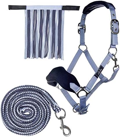 Het "Ontdek de beste halster met draadslot voor jouw paard!" De set bestaat uit een blauw en grijs halster met een hoogwaardig polyester gewatteerd neus- en nekstuk, een halstertouw en een frontriem met vliegenfranjes.