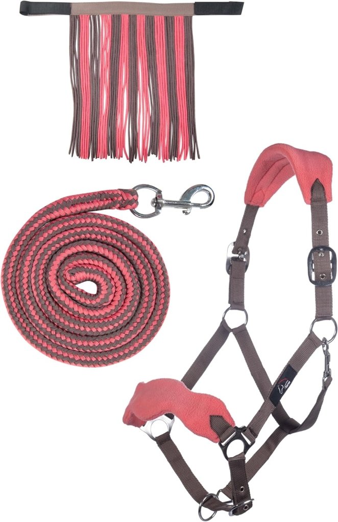 Laad afbeelding in Galerijviewer, Een paardenhalster met roze fleecevoering, een gewatteerd neus- en nekstuk en een opgerold roze en bruin halstertouw met metalen sluiting, plus een bijpassend vliegenmasker met franje. Product: Ontdek het beste halster met draadslot voor jouw paard!.
