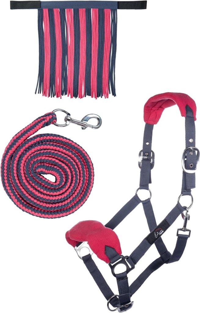 Laad afbeelding in Galerijviewer, Paardentuigset bestaande uit een roze/zwarte frontriem met franjes, bijpassend halstertouw met zilveren clips, en gewatteerd marineblauw/roze halster met metalen gespen, voorzien van gewatteerd neus- en nekstuk voor comfort. Productnaam: Ontdek het beste halster met draadslot voor jouw paard!.
