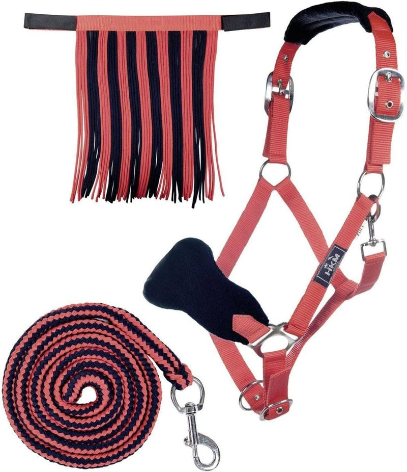 Laad afbeelding in Galerijviewer, Het &quot;Ontdek de beste halster met draadslot voor jouw paard!&quot; Inclusief een rood en zwart halster met gewatteerd neus- en nekstuk, bijpassend halstertouw met metalen clip, en een rode vliegenrand. Gemaakt van hoogwaardig polyester, het biedt zowel stijl als duurzaamheid.
