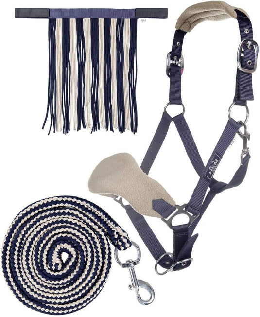 Een marineblauwe en witte paardenverzorgingsset bestaat uit een met fleece gevoerd halster met draadslot, een tweekleurig halstertouw met metalen sluiting en een vliegenrand. Product: Ontdek het beste halster met draadslot voor jouw paard!.