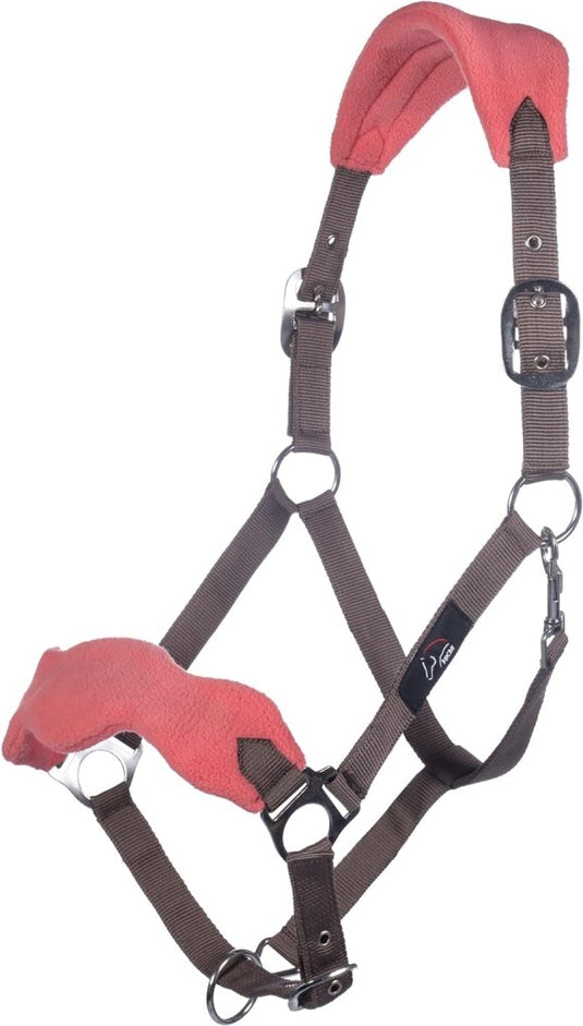 Het "Ontdek de beste halster met draadslot voor jouw paard!" is gemaakt van hoogwaardig polyester, met bruine banden, metalen hardware en gewatteerde rode delen op het gewatteerde neus- en nekstuk voor extra comfort.