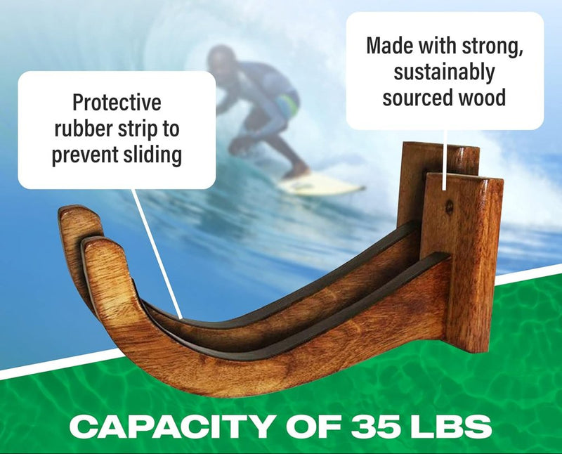 Laad afbeelding in Galerijviewer, Jouw surfplank verdient een stijlvolle display! 🏄‍♂️ met rubberen strips voor grip, duurzaam gemaakt van hout en kan tot 35 lbs dragen. Het massieve houtontwerp biedt bescherming terwijl een surfer op de achtergrond poseert.
