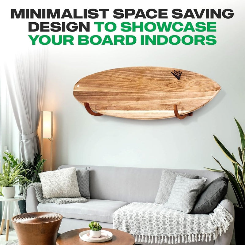 Laad afbeelding in Galerijviewer, Een minimalistische woonkamer met een bamboe surfplank van &quot;Jouw surfplank verdient een stijlvolle display! 🏄‍♂️&quot; elegant gemonteerd aan de muur boven een grijze bank, planten en salontafel. Tekst benadrukt ruimtebesparend ontwerp en boardbescherming voor binnendisplay.
