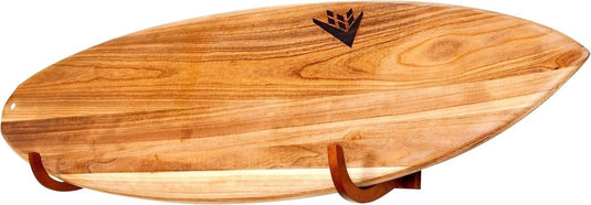 Massief houten surfplank muurbevestiging toont het natuurlijke nerfpatroon, aangevuld met een klein zwart logo aan de bovenkant. Product: Jouw surfplank verdient een stijlvolle display! 🏄‍♂️.