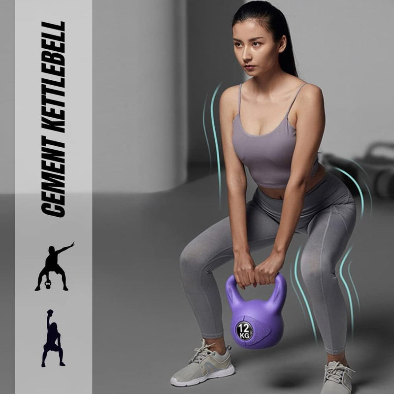 Laad afbeelding in Galerijviewer, In een sportschool squat een vrouw in sportkleding met een paarse kettlebell van 12 kg met het opschrift &quot;De perfecte workoutpartner: Kettlebell gewicht met ergonomische handgreep&quot;, wat zorgt voor optimaal comfort tijdens krachttraining.
