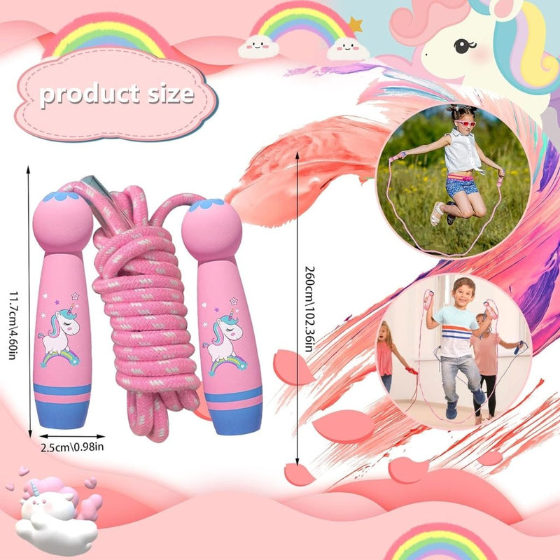 Laad afbeelding in Galerijviewer, Maak kennis met &quot;Het perfecte kinderspringtouw voor eindeloos speelplezier!&quot; - een roze springtouw met een eenhoornthema met een grillige achtergrond van regenbogen en wolken, levendige afbeeldingen van kinderspringen en verstelbare afmetingen om vreugde op te wekken en de ontwikkeling van spieren te bevorderen.

