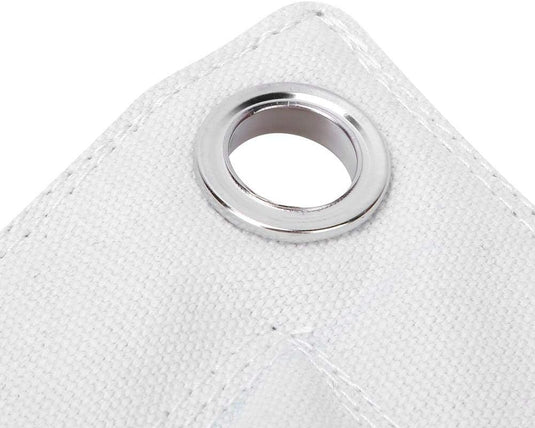 Een close-up van een witte duurzame canvasstof met een metalen doorvoertule in de hoek, gedetailleerde stiksels en opvallende textuur, vergelijkbaar met "Ontdek de kracht van de triple bag: De ultieme trainingspartner voor boksen, thaiboksen en kungfu!.