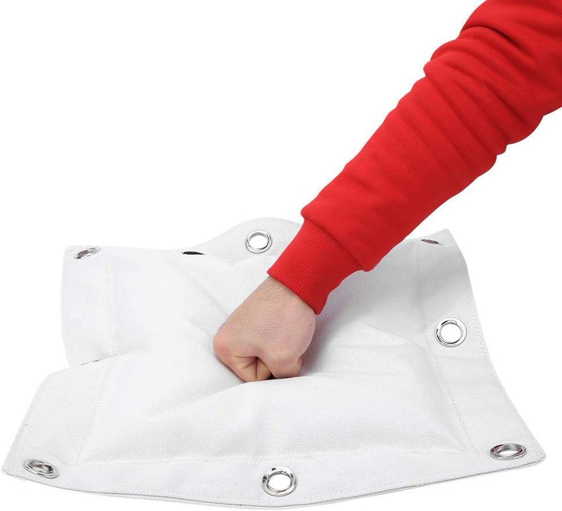 Laad afbeelding in Galerijviewer, Een persoon in een rode mouw slaat door een wit stoffen paneel met metalen ogen en toont Ontdek de kracht van de triple bag, de ultieme trainingspartner voor boksen, thaiboksen en kungfu.
