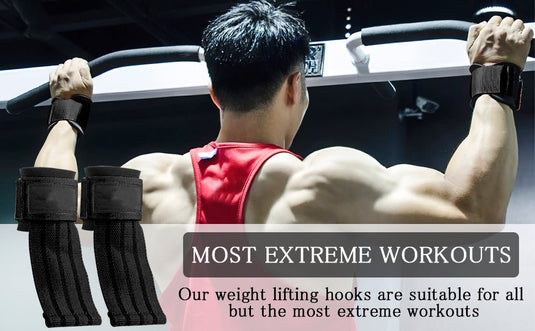 Een man gebruikt een optrekstang met Stevige-hefriemen ter ondersteuning en gewichthefhaken, waardoor zijn gespierde rug zichtbaar wordt. Tekst: "MEEST EXTREME WORKOUTS - Onze Stevige-hefriemen en polssteunhaken zijn ideaal voor alle behalve de meest extreme trainingen en krachttraining.