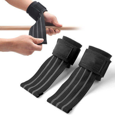 Handen wikkelen een Stevige-hefband om een pols, ideaal voor krachttraining. In de buurt liggen twee vergelijkbare banden klaar om cruciale ondersteuning te bieden tijdens intensieve gewichthefsessies.