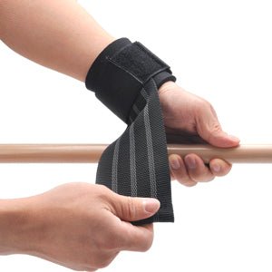 Een hand wikkelt vakkundig de "Stevige hijsbanden voor maximale kracht en ondersteuning" rond een houten staaf, waardoor de grip voor krachttraining wordt vergroot.