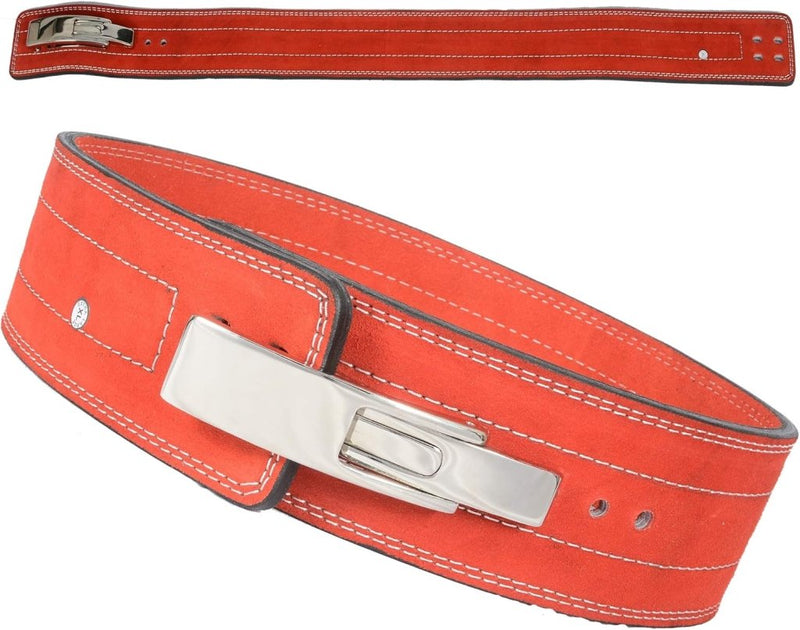 Laad afbeelding in Galerijviewer, De Maximale ondersteuning gewichthefriem, gemaakt van rood suèdeleer met witte stiksels en een zilveren hendelsluiting, is plat afgebeeld in close-up weergave.
