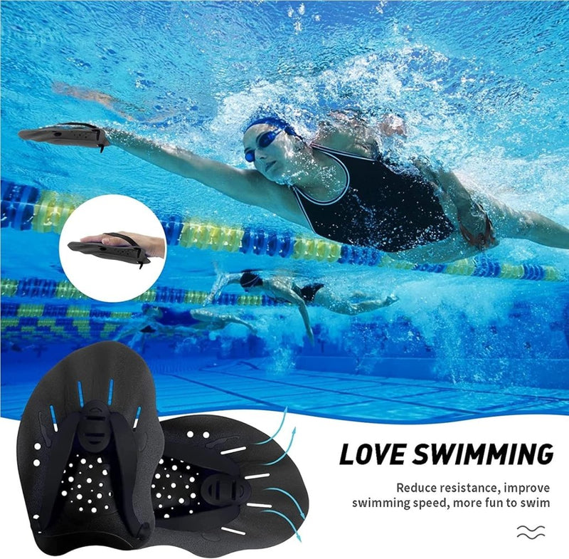 Laad afbeelding in Galerijviewer, Een zwemmer gebruikt zwart-blauwe zwemhandpeddels; de afbeelding toont zwarte peddels met blauwe accenten. Tekst: &quot;LOVE SWIMMING. Verminder de weerstand, verbeter de snelheid en geniet van meer plezier met verbeterde techniek met Verbeter je zwemtechniek met zwemhandpeddels.
