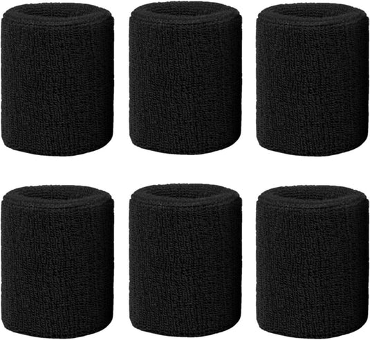 Zes zwarte polsbandjes in twee rijen van drie liggen op een eenvoudige witte achtergrond; ze zijn zweetabsorberende, comfortabele sportaccessoires voor elke atleet. Boost jouw sportprestaties met onze hoofdband en polsbandjes!.