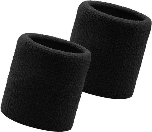 Twee zwarte badstof polsbandjes op een witte achtergrond, ideaal voor zweetabsorptie en ontworpen als comfortabele sportaccessoires. Verbeter jouw workout met "Boost jouw sportprestaties met onze hoofdband en polsbandjes!.