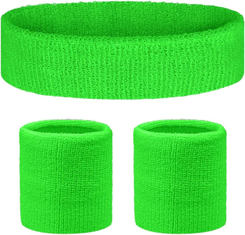 Laad afbeelding in Galerijviewer, De &quot;Boost jouw sportprestaties met onze hoofdband en polsbandjes!&quot; set bestaat uit een felgroene badstof hoofdband en twee zweetafvoerende polsbandjes tegen een witte achtergrond, ideaal voor comfortabele sportaccessoires.
