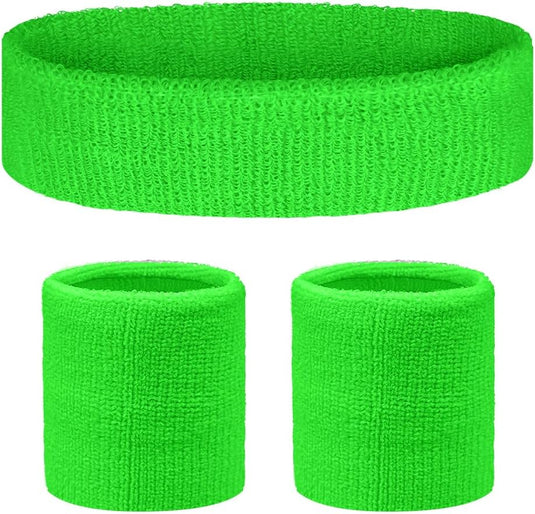 De "Boost jouw sportprestaties met onze hoofdband en polsbandjes!" set bestaat uit een felgroene badstof hoofdband en twee zweetafvoerende polsbandjes tegen een witte achtergrond, ideaal voor comfortabele sportaccessoires.