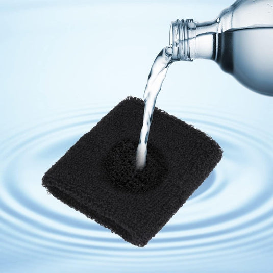 Water stroomt op een zwarte spons die op een lichtblauw oppervlak drijft, waarvan de zweetabsorptie doet denken aan het comfort dat wordt geboden door onze "Boost jouw sportprestaties met onze hoofdband en polsbandjes", waardoor de serene efficiëntie van het moment wordt versterkt.