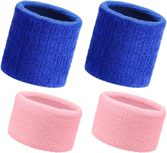 Op een witte ondergrond is een set van vier polsbandjes afgebeeld, waarvan twee blauwe en twee roze. Deze cilindrische banden zijn gemaakt van gestructureerde stof voor optimale zweetabsorptie en zijn ideale comfortabele sportaccessoires. Product: Boost jouw sportprestaties met onze hoofdband en polsbandjes!.