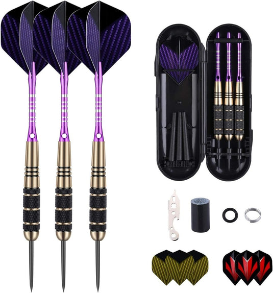 Set van 3 paars-gouden darts met zwarte handgrepen, voorzien van stalen dartpunten voor precisie, geleverd met een zwarte koffer, extra flights, shafts, een slijptool, 50 rubberen O-ringen en 12 veerringen.