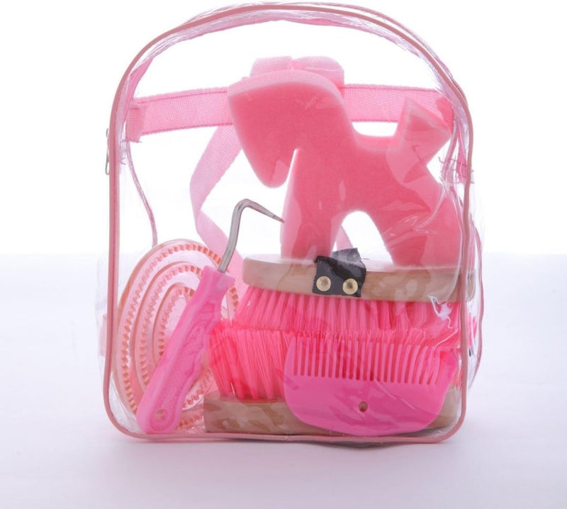 Laad afbeelding in Galerijviewer, De roze transparante rugzak voor kinderen bevat een paardenpoetsset met roze paardenverzorgingsbenodigdheden zoals een paardenborstel, roskam en hoevenkrabber. Ideaal voor kinderen die geïnteresseerd zijn in kinderverzorging van paarden.
