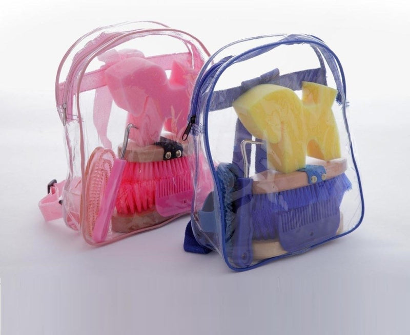 Laad afbeelding in Galerijviewer, In de roze transparante rugzak zit de paardenpoetsset, met sponzen, borstels en meer, naast een blauwe transparante rugzak.

