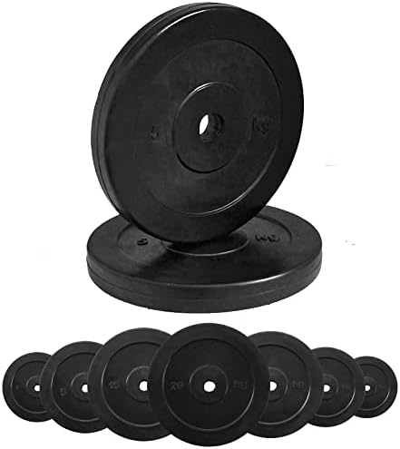 Een verzameling zwarte gietijzeren halterschijven met rubber wordt op een rij uitgestald, met twee staande rechtopstaande achteraan, perfect voor oefeningen, getiteld: "Gietijzeren halterschijven met rubber: Til je training naar een hoger niveau!.