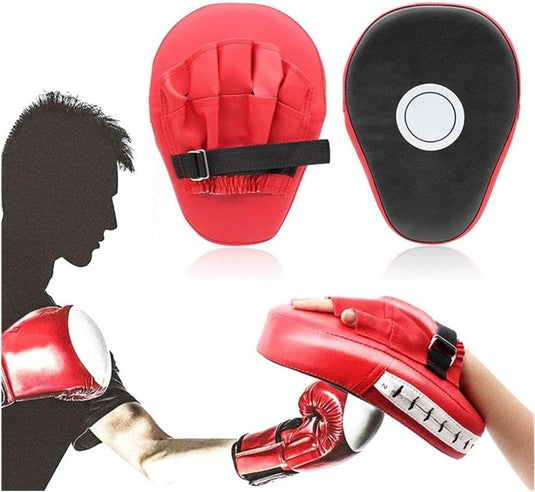 Een silhouet toont een persoon die rode leren focus pads gebruikt die door een ander worden gedragen. De close-up toont het zwart-rode ontwerp van "Verbeter je training met onze duurzame leren focus pads," gemaakt voor duurzaamheid en perfect voor vechtsporttraining.