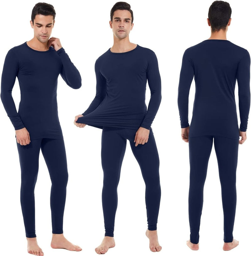 Laad afbeelding in Galerijviewer, Drie aanzichten van een persoon die het &quot;Blijf warm en comfortabel met thermisch ondergoed voor heren&quot; in marineblauw draagt, met voor-, zij- en achterkanten. Het individu rekt het ademende, vochtafvoerende materiaal in het vooraanzicht uit.
