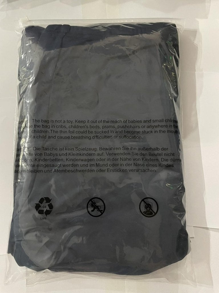 Laad afbeelding in Galerijviewer, Op een plastic zak met het product &quot;Blijf warm en comfortabel met thermisch ondergoed voor heren&quot; staan meertalige veiligheidswaarschuwingen over verstikkingsgevaar voor kinderen. Symbolen duiden op recycling- en gevarenwaarschuwingen en benadrukken een zorgvuldige omgang met dit vochtafvoerend materiaal.
