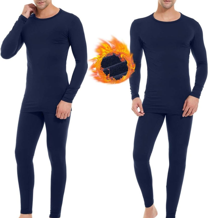 Laad afbeelding in Galerijviewer, Twee mannen dragen marineblauwe thermische tops en broeken van Blijf warm en comfortabel met thermisch ondergoed voor heren, met een vuurafbeelding die de isolatie, warmte en vochtafvoerend tijdelijke eigenschappen benadrukt voor ultiem comfort.

