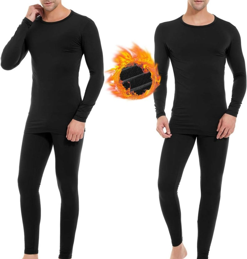 Laad afbeelding in Galerijviewer, Twee mannen tonen het Blijf warm en comfortabel met thermisch ondergoed voor heren, één van de voorkant en één van de zijkant, met een centrale vlam en een houtskooltekening die het warme materiaal benadrukken.
