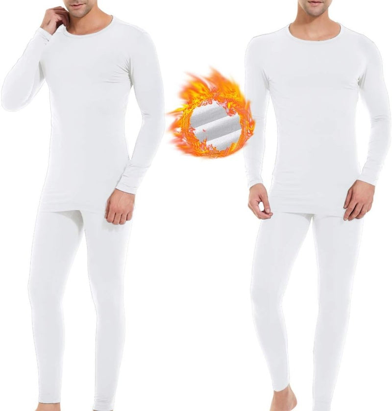 Laad afbeelding in Galerijviewer, Twee mannen dragen &quot;Blijf warm en comfortabel met thermisch ondergoed voor heren&quot; in het wit tegen een schone achtergrond, met een vlammende cirkelafbeelding ertussen. Gemaakt van warm materiaal, bieden de sets vochtafvoerend ademend comfort voor alle omstandigheden.
