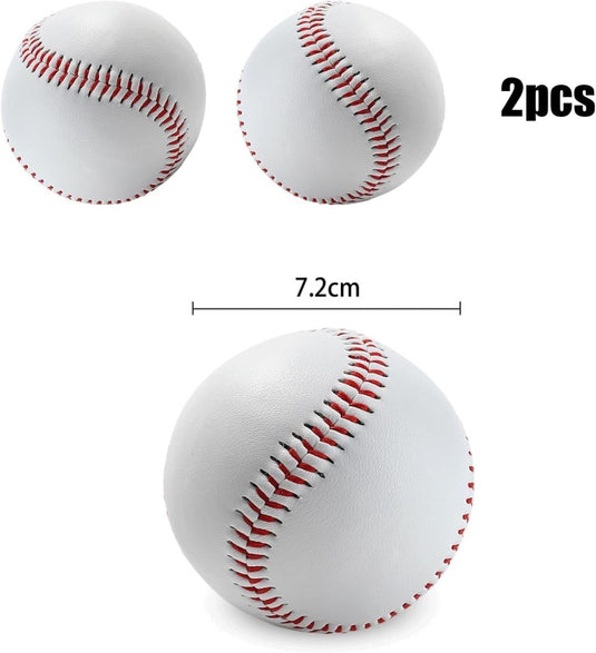 Twee witte honkballen met rode stiksels, met een diameter van 7,2 cm, gemaakt van duurzaam PVC-materiaal, zitten naast een "2pcs" label. Product: ⚾ Train als een pro met deze zachte honkballen!.
