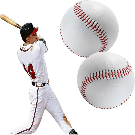 Een honkbalspeler in een wit uniform zwaait met een knuppel terwijl hij de "⚾ Train als een pro met deze zachte honkballen!" voorzien van rode stiksels en rubberen vulling.