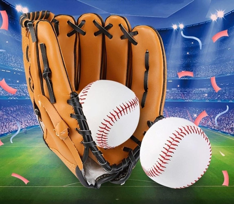 Laad afbeelding in Galerijviewer, Een honkbalhandschoen biedt plaats aan twee &quot;⚾ Train als een pro met deze zachte honkballen!&quot; op een veld, omgeven door stadionverlichting en confetti op de achtergrond.
