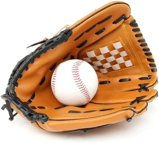 Een honkbal met rubberen vulling zit in een open bruin-zwarte handschoen met een geruite binnenkant. ⚾ Train als een pro met deze zachte honkballen!.