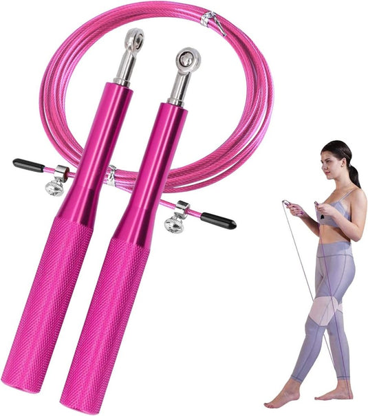 Het roze metallic "Verstelbaar springtouw voor kinderen en tieners", gemaakt van milieuvriendelijke materialen, voorzien van schuimrubberen handgreep en verstelbare handgrepen, tentoongesteld met een vrouw in activewear, biedt zowel comfort als duurzaamheid voor uw fitnessroutine.