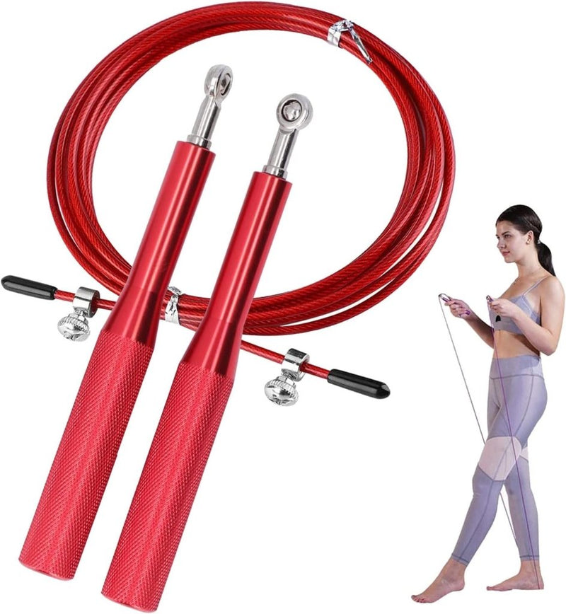 Laad afbeelding in Galerijviewer, Een vrouw in trainingskleding past een soortgelijk &quot;verstelbaar springtouw voor kinderen en tieners - comfortabel en duurzaam&quot; aan, terwijl ze een rood springtouw met metalen handvatten en draadkabel vasthoudt.
