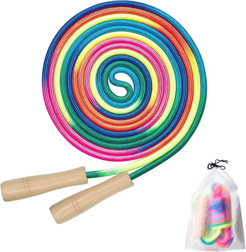 Laad afbeelding in Galerijviewer, Er wordt een spiraalvormig, regenboogkleurig, verstelbaar springtouw met houten handvatten en een doorzichtig zakje met daarin een milieuvriendelijke versie getoond. Product: Verstelbaar springtouw voor kinderen en tieners - Comfortabel en duurzaam.
