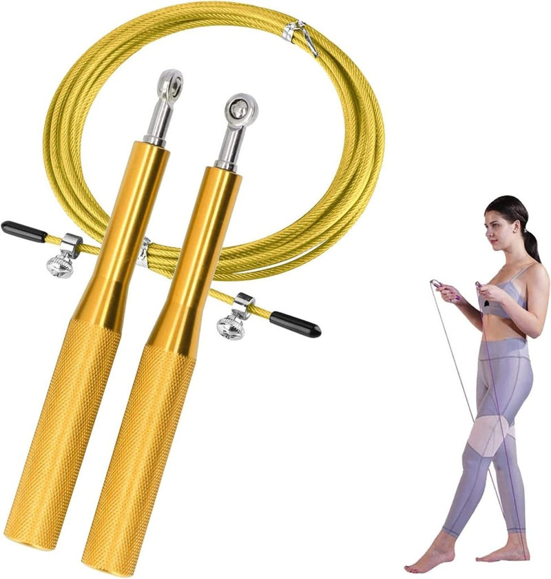Laad afbeelding in Galerijviewer, Gouden springtouw met metalen handvatten en gele kabel, naast iemand in trainingskleding die een verstelbaar springtouw met foam handvatten vasthoudt van &quot;Verstelbaar springtouw voor kinderen en tieners - Comfortabel en duurzaam.
