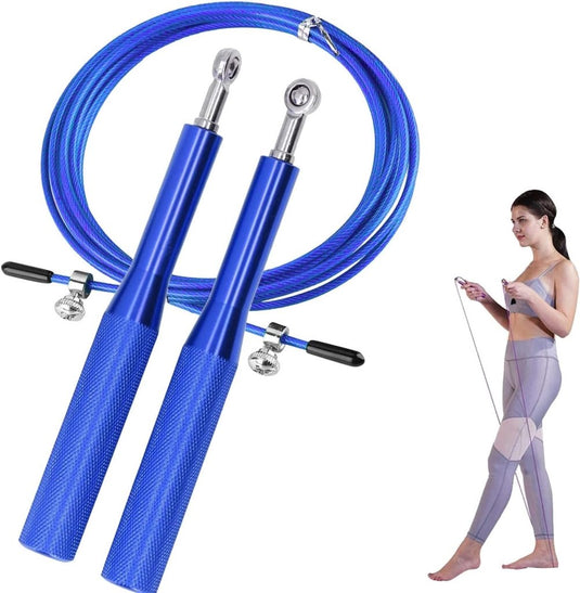 Het "Verstelbaar springtouw voor kinderen en tieners - Comfortabel en duurzaam" is een blauw springtouw met metalen handvatten, een verstelbaar ontwerp, gemaakt van milieuvriendelijke materialen. Er is een vrouw afgebeeld die het touw vasthoudt.