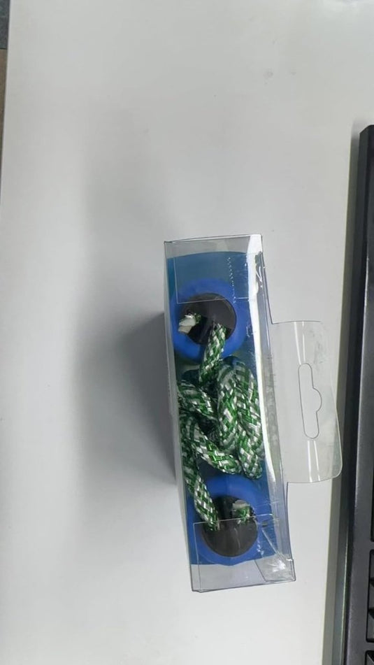 Het "Verstelbaar springtouw voor kinderen en tieners - Comfortabel en duurzaam" is een opgerold groen en wit touw gemaakt van milieuvriendelijke materialen, verpakt in een transparante rechthoekige plastic doos met een blauwe basis, geplaatst op een witte ondergrond.