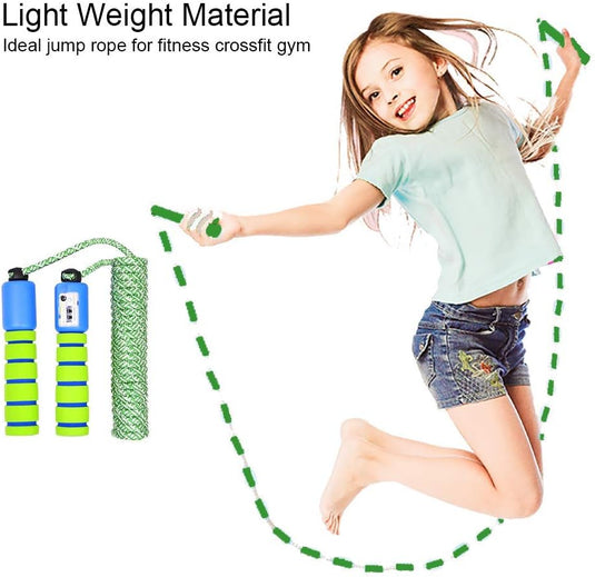 Een meisje springt energiek met het Verstelbaar springtouw voor kinderen en tieners, gekleed in een lichtblauw shirt en een spijkerbroek. Het is gemaakt van milieuvriendelijke materialen, heeft foam handgrepen voor comfort en is lichtgewicht materiaal, waardoor het het ideale springtouw is voor fitness crossfit sportscholen.