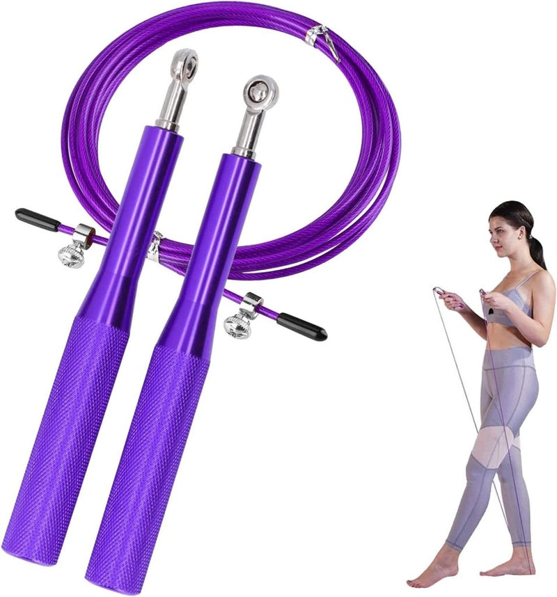 Laad afbeelding in Galerijviewer, Een paars springtouw met metalen handvatten zit naast iemand in een tanktop en legging, die een soortgelijk exemplaar vasthoudt. Het is een verstelbaar touw met foam grips voor comfort, gemaakt van milieuvriendelijke materialen. Product: Verstelbaar springtouw voor kinderen en tieners - Comfortabel en duurzaam.
