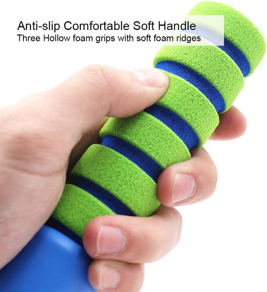 Een hand houdt een groene en blauwe schuimrubberen handgreep vast met antislipribbels, gemaakt van milieuvriendelijke materialen. Het maakt deel uit van het "Verstelbaar springtouw voor kinderen en tieners - Comfortabel en duurzaam" voor een training op maat.